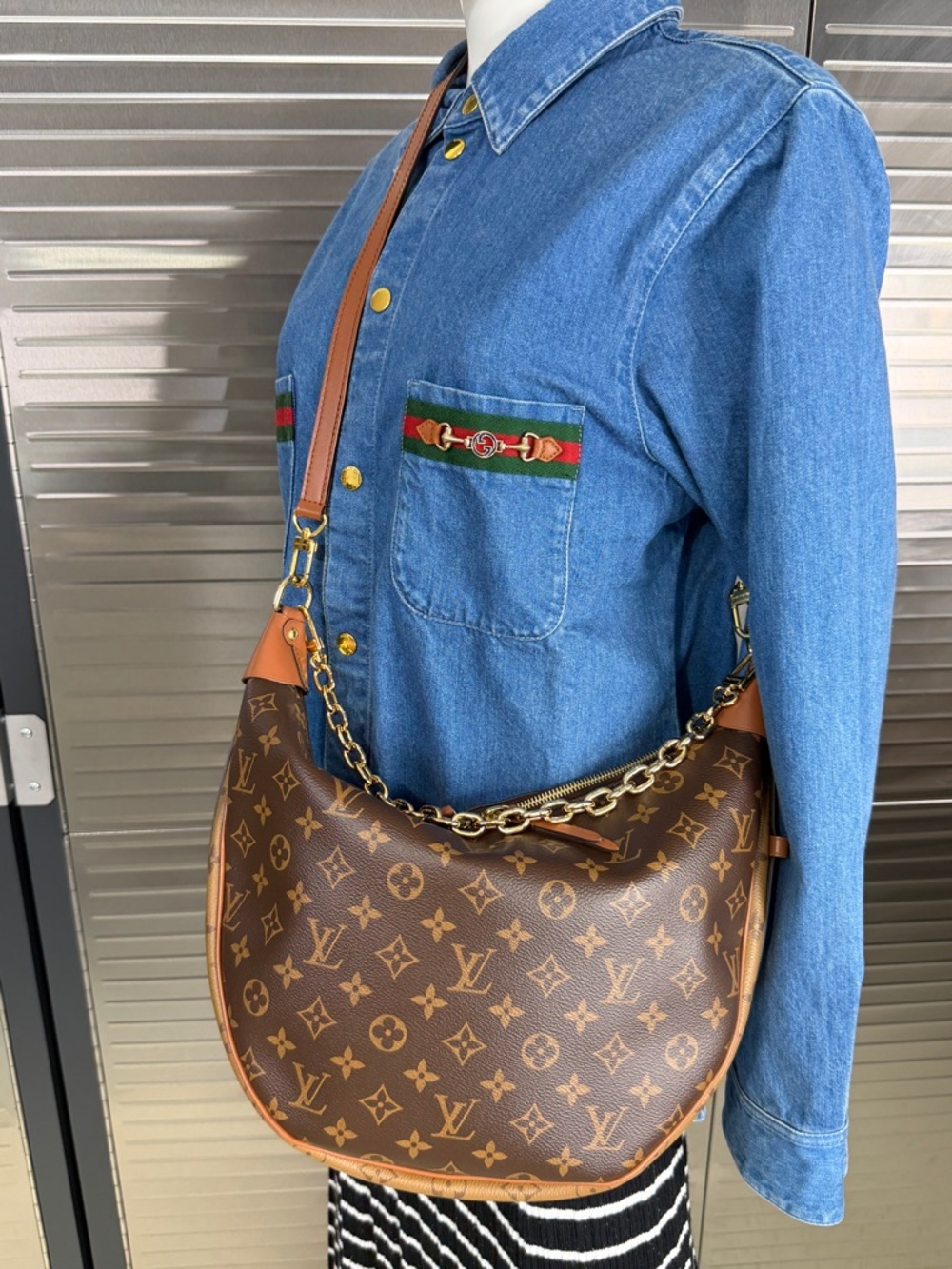 Louis Vuitton Loop Monogram Reverse Canvas Shoulder Hobo Gold Chain and Pouch - Picture 15 of 15